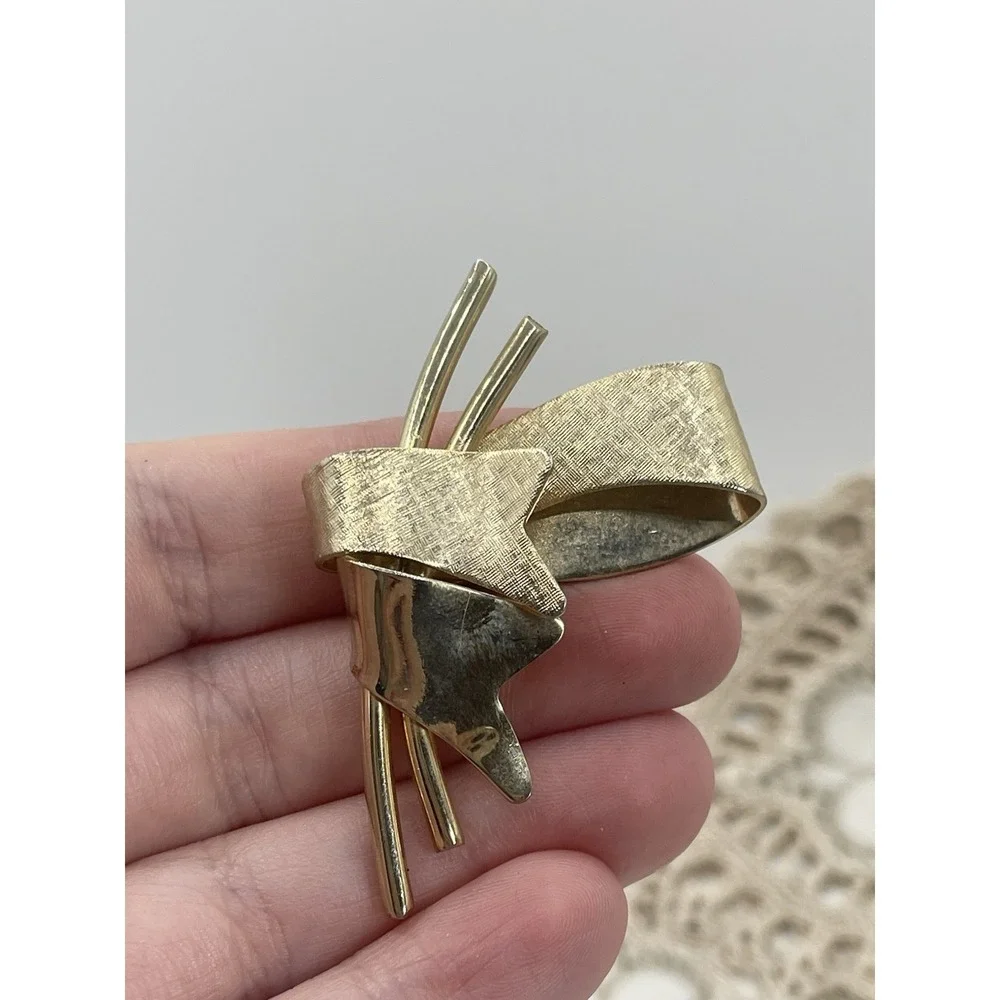 Stylized Bow‎ Ribbon Pin. Gold Toned. Unsigned
